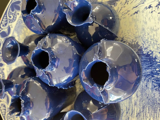 Afbeeldingen van Echt Delftsblauwbord ge-update naar deze tijd met handgemaakte vaasjes.